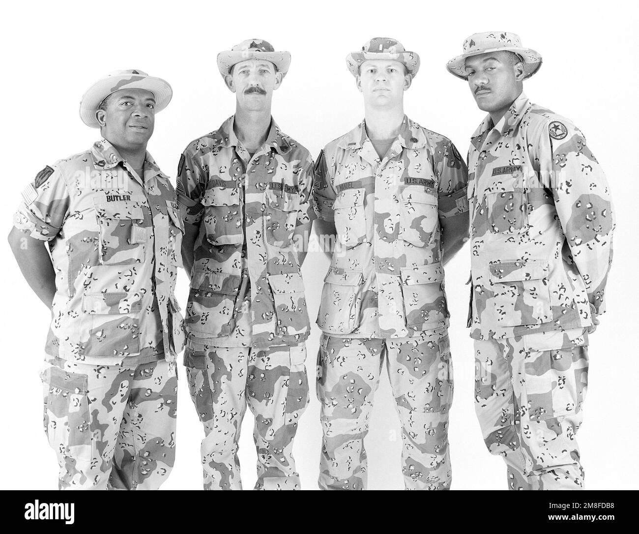 Ein Gruppenporträt der Soldaten der 1104. Bewegung vor der Demobilisierung der Einheit. Die Einheit ist eine Reserveeinheit, die während des Einsatzes DES WÜSTENSCHILDS zum aktiven Dienst gerufen wurde. Die Soldaten von links sind Sergeant First Class Tommy Butler, Sergeant Donald Davis, Lieutenant Dana Manuel und SGT Roy Wright. Betreff Betrieb/Serie: WÜSTENSCHILDBASIS: Fort Hood Bundesstaat: Texas (TX) Land: Vereinigte Staaten von Amerika (USA) Stockfoto