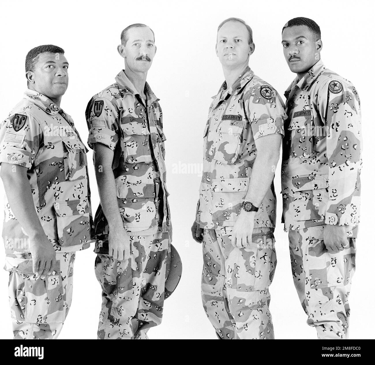 Ein Gruppenporträt der Soldaten der 1104. Bewegung vor der Demobilisierung der Einheit. Die Einheit ist eine Reserveeinheit, die während des Einsatzes DES WÜSTENSCHILDS zum aktiven Dienst gerufen wurde. Die Soldaten von links sind Sergeant First Class Tommy Butler, Sergeant Donald Davis, Lieutenant Dana Manuel und SGT Roy Wright. Betreff Betrieb/Serie: WÜSTENSCHILDBASIS: Fort Hood Bundesstaat: Texas (TX) Land: Vereinigte Staaten von Amerika (USA) Stockfoto