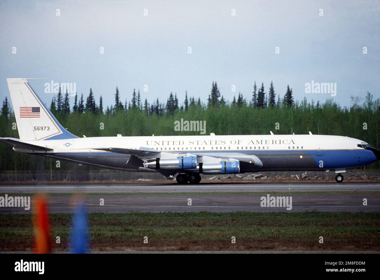 Ein VC-137 Stratoliner Flugzeugtaxis auf der Landebahn, während Vizepräsident J. Danforth Quayle und Marilyn Quayle auf der Basis ankommen. Der Vizepräsident ist in Eielson, um den Flugzeugträgern, die während der Operation Desert Storm im Persischen Golf dienten, seine Anerkennung auszusprechen. Betrifft Operation/Serie: STÜTZPUNKT WÜSTENSTURM: Luftwaffenstützpunkt Eielson Bundesstaat: Alaska (AK) Land: Vereinigte Staaten von Amerika (USA) Stockfoto