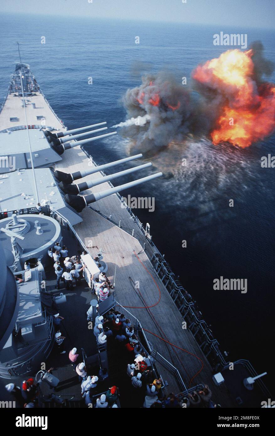 Das Schlachtschiff USS WISCONSIN (BB-64) feuert während der Fahrt eine seiner Mark 7 16 Zoll 50 Kaliber Gewehre des Revolvers Nr. 1 ab. Das ist der letzte Abschuss der Kanonen des Schiffes vor der Stilllegung. Land: Atlantik (AOC) Stockfoto