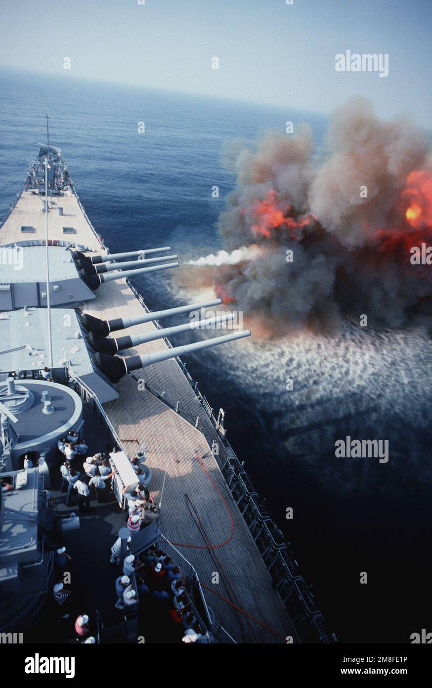 Das Schlachtschiff USS WISCONSIN (BB-64) feuert während der Fahrt eine seiner Mark 7 16 Zoll 50 Kaliber Gewehre des Revolvers Nr. 1 ab. Das ist der letzte Abschuss der Kanonen des Schiffes vor der Stilllegung. Land: Atlantik (AOC) Stockfoto