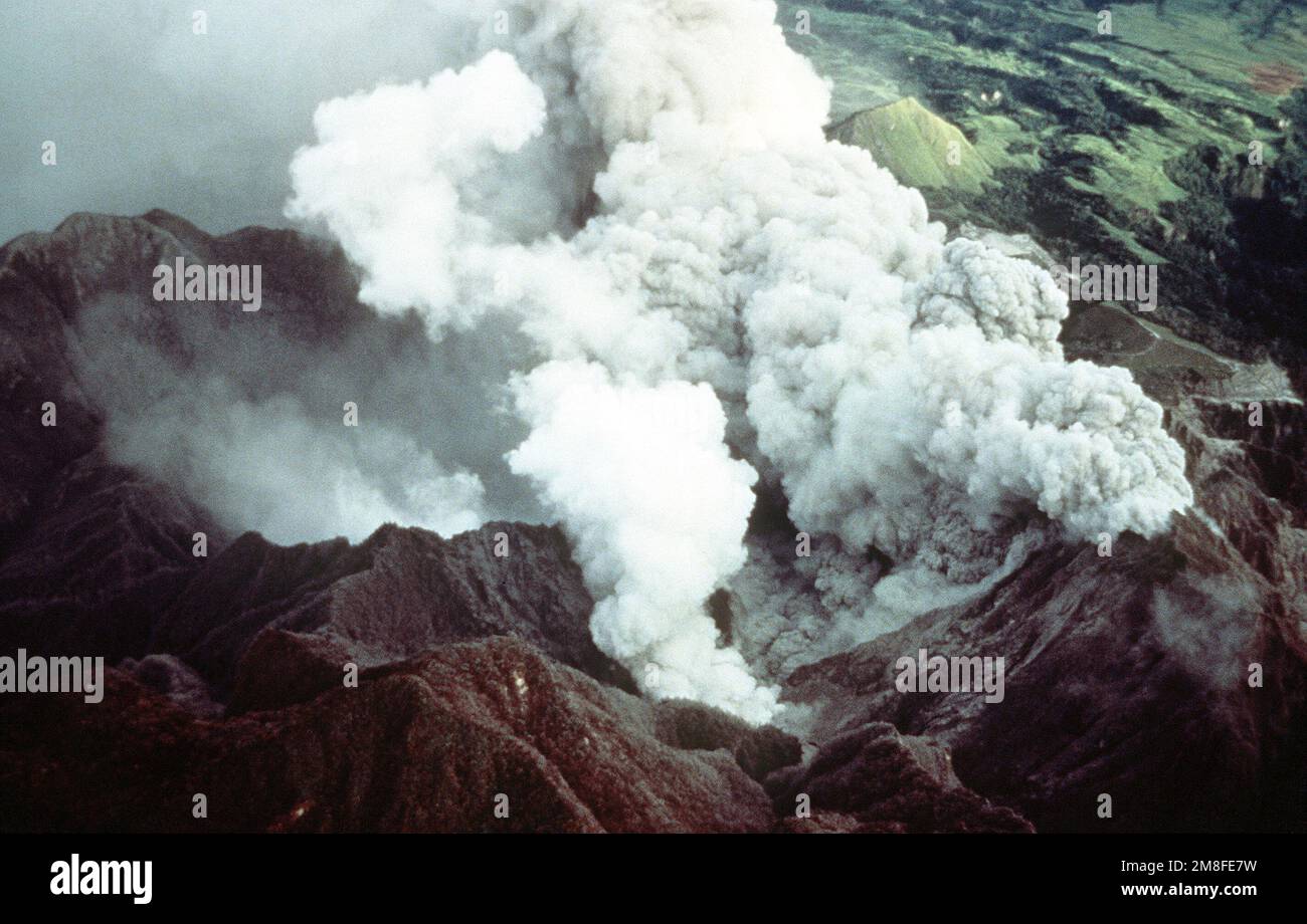 Der Berg Pinatubo spuckt Gase und Asche in den Himmel, während der Vulkan zum ersten Mal seit über 600 Jahren ausbricht. Land: Philippinen (PHL) Stockfoto