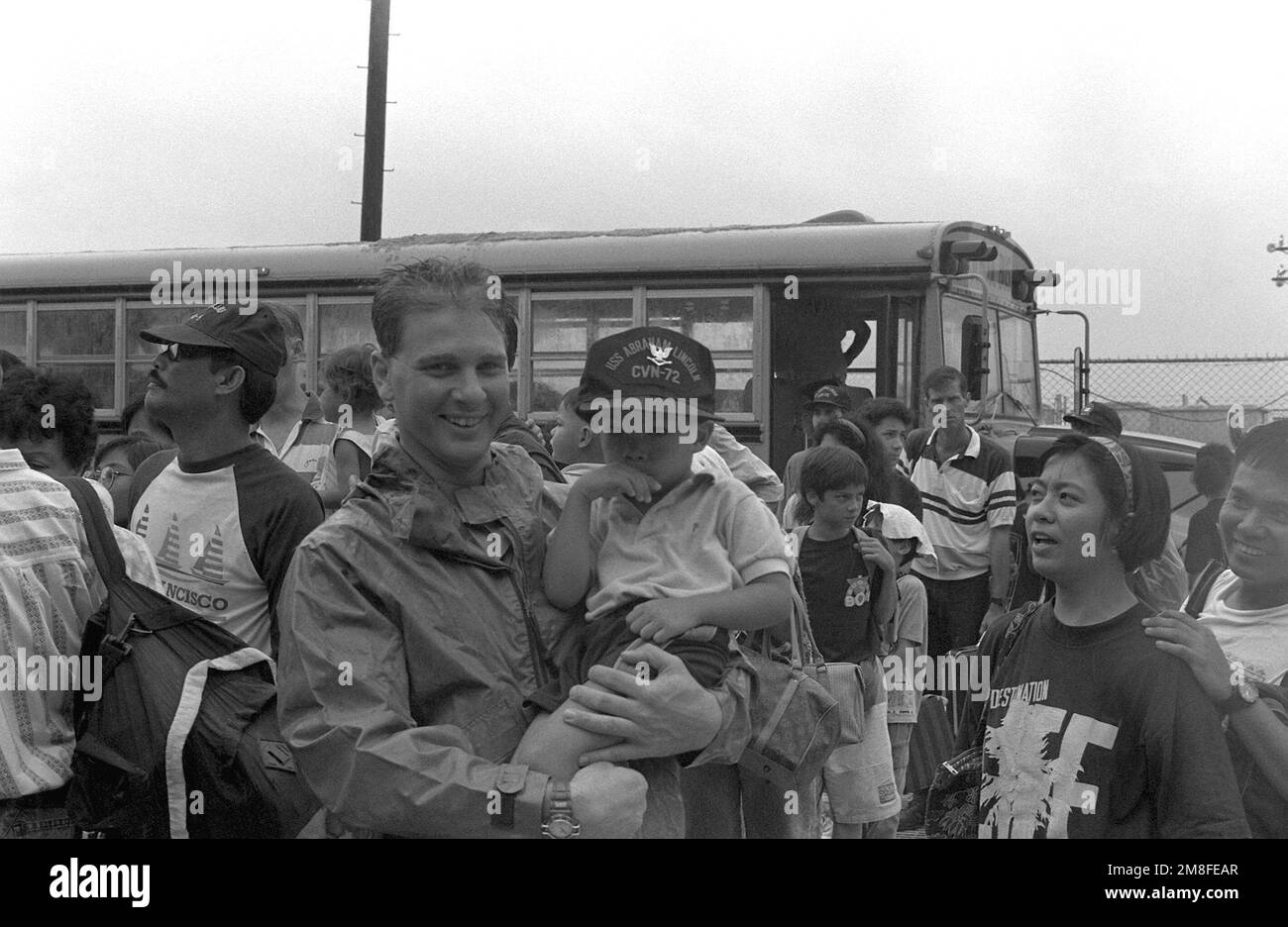 Angehörige des US-Militärpersonals bereiten sich darauf vor, während der Evakuierung des Luftwaffenstützpunkts Clark und der Marinestützstelle Subic Bay an Bord des nuklearbetriebenen Flugzeugträgers USS ABRAHAM LINCOLN (CVN 72) zu gehen. Nach dem Ausbruch des Mount Pinatubo, einem Vulkan, der am 10. Juni zum ersten Mal seit über 600 Jahren zum Leben erweckt wurde, werden Evakuierte aus dem Gebiet transportiert. Land: Philippinen (PHL) Stockfoto