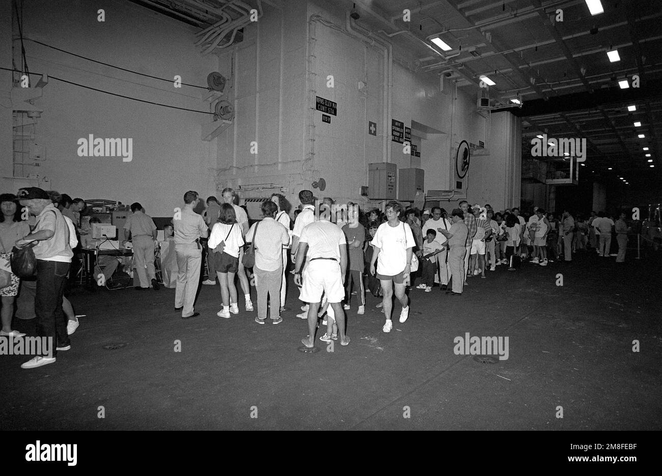 Evakuierte von der Clark Air Base und Naval Station, Subic Bay stehen Schlange, um Aufzeichnungen an Bord des nuklearbetriebenen Flugzeugträgers USS ABRAHAM LINCOLN (CVN 72) verarbeiten zu lassen. Militärpersonal und Angehörige werden aus dem Gebiet nach dem Ausbruch des Mount Pinatubo transportiert, einem Vulkan, der am 10. Juni zum ersten Mal seit über 600 Jahren zum Leben erweckt wurde. Land: Philippinen (PHL) Stockfoto