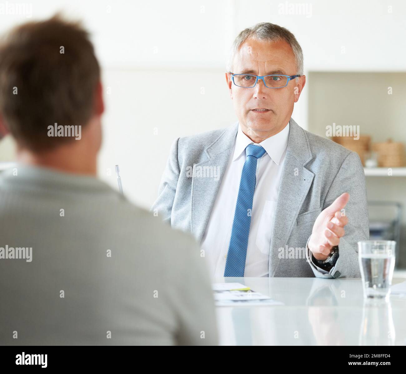 Offene Kommunikationswege. Zwei Geschäftsmänner in einem Meeting. Stockfoto