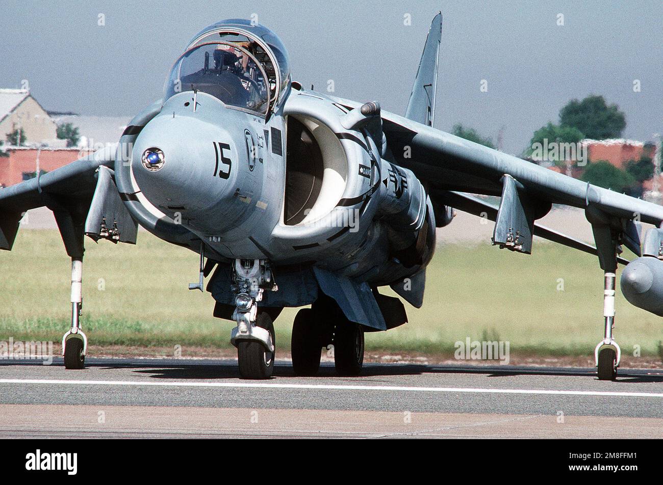 Ein Marine Attack Squadron 231 (VMA-231) AV-8A Harrier II steht auf der Fluglinie nach der Ankunft am Stützpunkt. Das Flugzeug nimmt an einer Überführung während der National Victory Celebration Teil, einer eintägigen Veranstaltung, die zu Ehren der Befreiung Kuwaits von Koalitionsstreitkräften während der Operation Desert Storm stattfindet. Betrifft Operation/Serie: STÜTZPUNKT WÜSTENSTURM: Luftwaffenstützpunkt Andrews Bundesstaat: Maryland (MD) Land: Vereinigte Staaten von Amerika (USA) Stockfoto