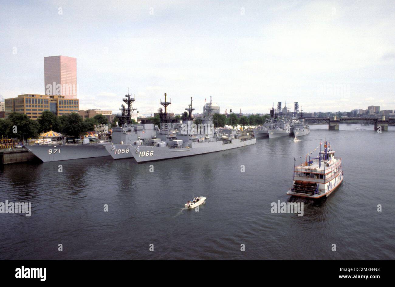 Zu den Schiffen der pazifischen Flotte, die während des jährlichen Rose Festivals in Portland an einer Anlegestelle festgebunden sind, gehören von links nach hinten der Zerstörer USS DAVID R. RAY (DD-971), die Fregatten USS MEYERKORD (FF-1058) und USS MARVIN SHIELDS (FF-1066); Rechts, von hinten nach vorne: Die gesteuerten Raketenzerstörer USS SEMMES (DDG-18) und USS PARSONS (DDG-33) und die Fregatte USS BARBEY (FF-1088). Basis: Portland Bundesstaat: Oregon(OR) Land: Vereinigte Staaten von Amerika (USA) Stockfoto