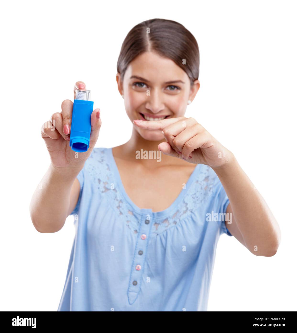 Frau, Asthmapumpe und Lächeln zeigender Inhalator für medizinische Lösung, Atmung oder Atmung vor weißem Studiohintergrund. Porträt von isoliert Stockfoto