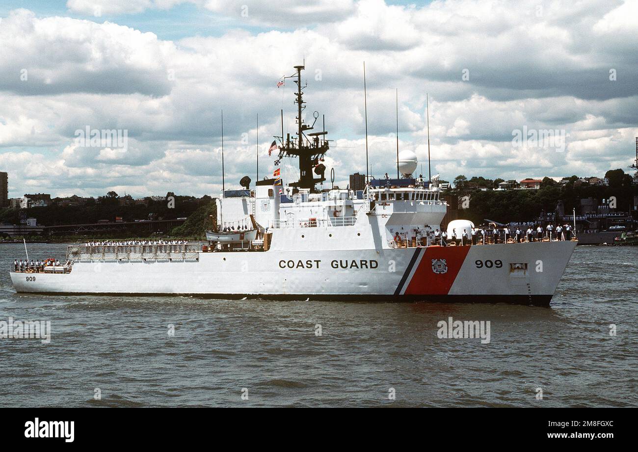 Ein Steuerbordblick auf den mittelschweren Ausdauerschneider USCGC CAMPBELL (WHEC-909), der im Hudson River unterwegs ist, während Sie an einer Parade von Schiffen während der New Yorker Siegesfeier für die zurückkehrenden Veteranen von Operations Desert Shield und Desert Storm teilnehmen. Betreff Operation/Serie: WÜSTENSCHILD/WÜSTENSTURM Stützpunkt: USCGC Campbell Bundesstaat: New York (NY) Land: Vereinigte Staaten von Amerika (USA) Stockfoto