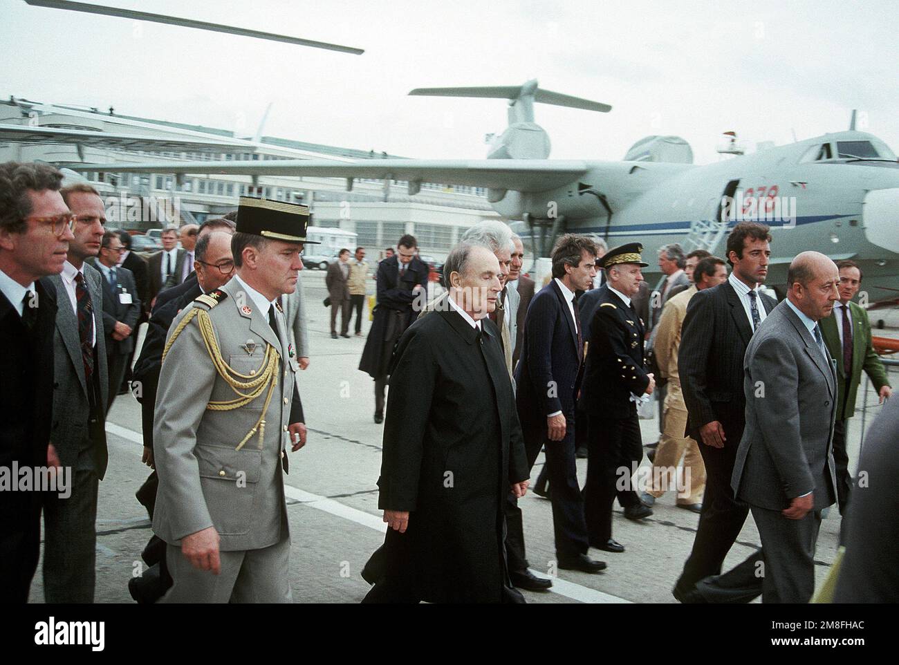 Französischer Präsident Francois Mitterrand, Zentren, besichtigt die Ausstellungen auf der Paris Air Show 1991. Ein sowjetisches Amphibienflugzeug Der A-40 Albatross ist im Hintergrund. Basis: Paris Land: Frankreich (FRA) Stockfoto