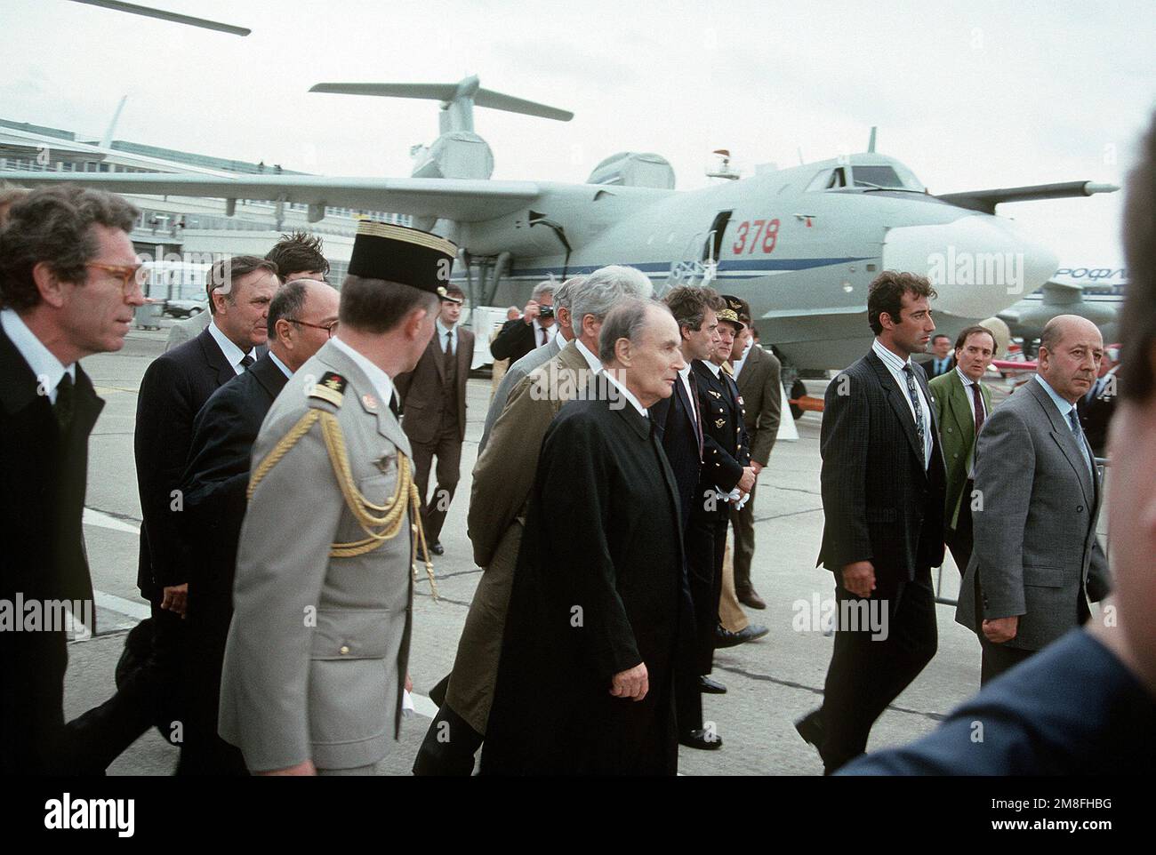 Der französische Präsident Francois Mitterrand, Zentrum, führt die Ausstellungen auf der Paris Air Show 1991. Ein sowjetisches Amphibienflugzeug Der A-40 Albatross ist im Hintergrund. Basis: Paris Land: Frankreich (FRA) Stockfoto