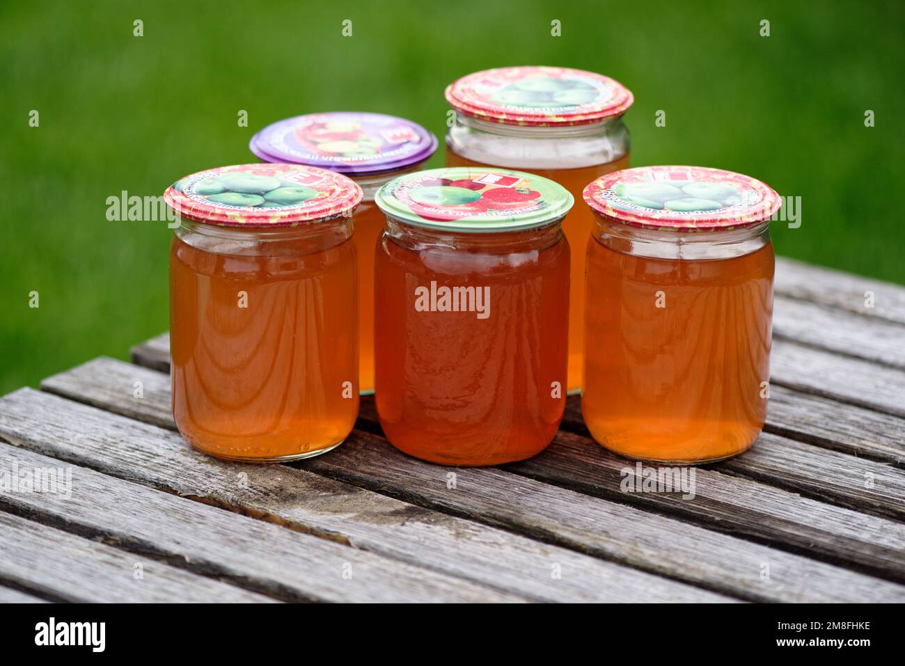 Frischer hausgemachter Apfelsaft in Glasgefäßen Stockfoto