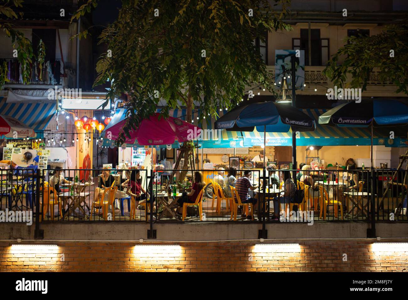 Bangkok, Thailand - 13. Januar 2023: Menschen in der Ong Ang Walking Street in Bangkok, Thailand Stockfoto