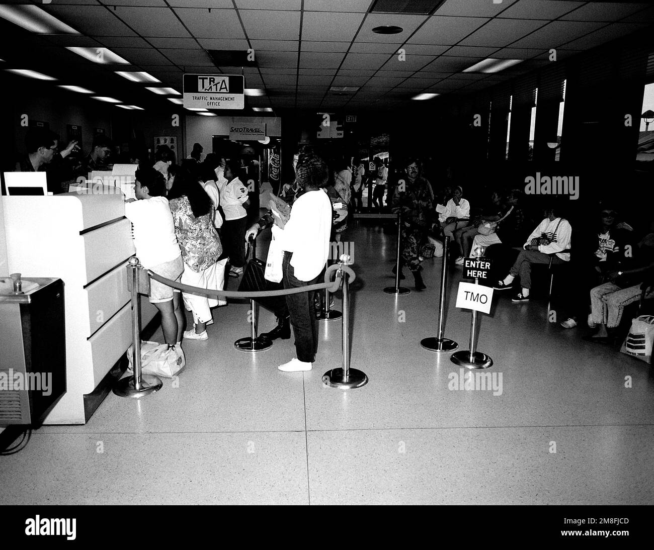 Die Evakuierten stehen in der Schlange, um ihre Tickets für kommerzielle Fluggesellschaften während der letzten Etappe ihrer Reise von den Philippinen zu erhalten. Die Evakuierten wurden nach dem Ausbruch des Mount Pinatubo, einem Vulkan, der am 10. Juni zum ersten Mal seit mehr als 600 Jahren zum Leben erweckt wurde, von der Marinestützstelle Subic Bay und dem Clark Air Base transportiert. Mehr als 20.000 Evakuierte wurden im Rahmen der US-Militäroperation Fiery Vigil aus dem Gebiet entfernt. Einsatzgebiet/Serie: FEUERWACHE Stützpunkt: Luftwaffenstützpunkt McChord Bundesstaat: Washington (WA) Land: Vereinigte Staaten von Amerika (USA) Stockfoto