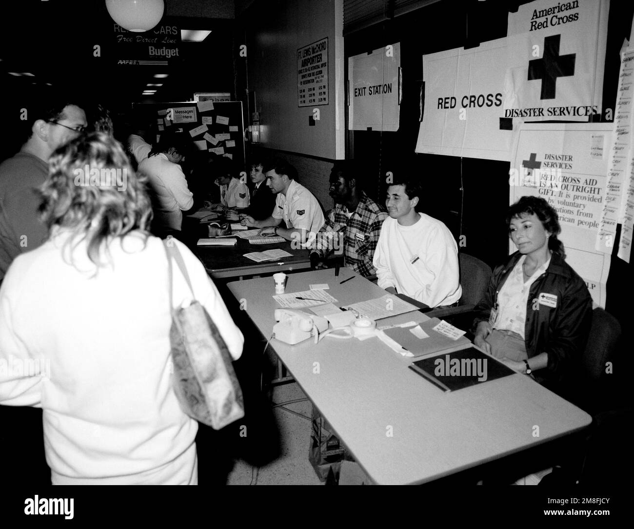 Die Evakuierten arrangieren den Flug für die letzte Etappe ihrer Reise von den Philippinen. Die Evakuierten wurden nach dem Ausbruch des Mount Pinatubo, einem Vulkan, der am 10. Juni zum ersten Mal seit mehr als 600 Jahren zum Leben erweckt wurde, von der Marinestützstelle Subic Bay und dem Clark Air Base transportiert. Mehr als 20.000 Evakuierte wurden im Rahmen der US-Militäroperation Fiery Vigil aus dem Gebiet entfernt. Einsatzgebiet/Serie: FEUERWACHE Stützpunkt: Luftwaffenstützpunkt McChord Bundesstaat: Washington (WA) Land: Vereinigte Staaten von Amerika (USA) Stockfoto