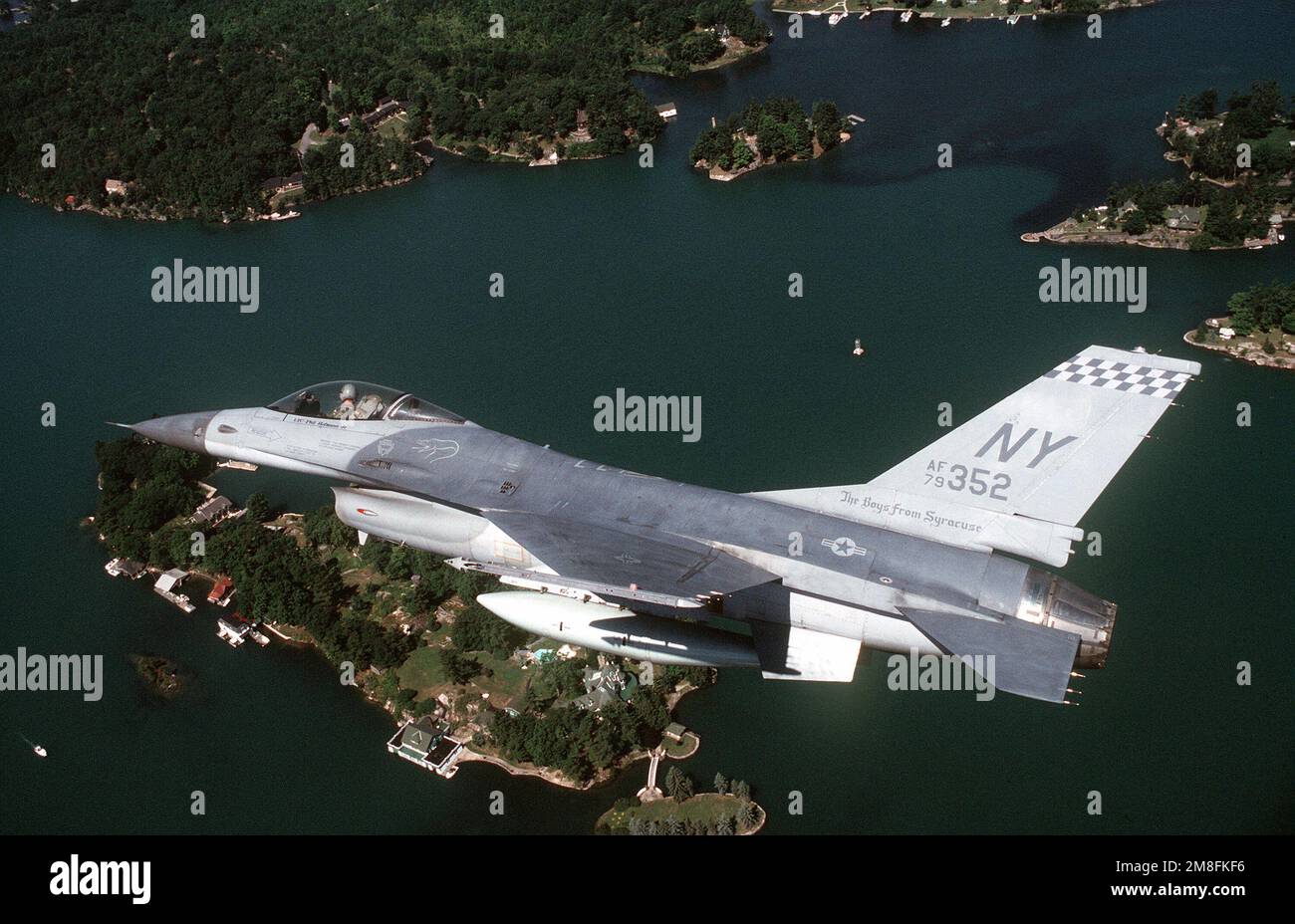 Ein F/A-16A-Kampfflugzeug fliegt über einem Abschnitt des Bundesstaates New York. Das Flugzeug gehört zum taktischen Kampfflugflügel der New York Air National Guard aus dem Jahr 174. und ist speziell für die Luftunterstützung ausgerüstet. Basis: Syracuse Staat: New York (NY) Land: Vereinigte Staaten von Amerika (USA) Stockfoto