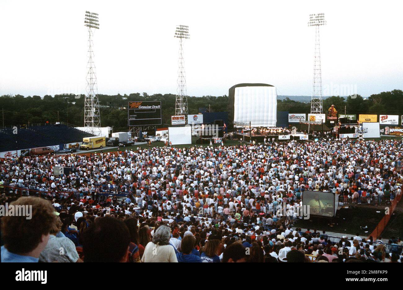 Im Rosenblatt Stadion wird die Tribüne von einer riesigen Menschenmenge besetzt. Die Menge ist für eine Lasershow, ein John-Denver-Konzert und ein Feuerwerk eingetroffen, ein Teil der Feier der Stadt, um US-Soldaten von ihrem Einsatz im Persischen Golf während der Operation Desert Shield/Desert Storm zu begrüßen. Betreff Operation/Serie: DESERT STORMDESERT SHIELD Base: Omaha Staat: Nebraska (NE) Land: Vereinigte Staaten von Amerika (USA) Stockfoto