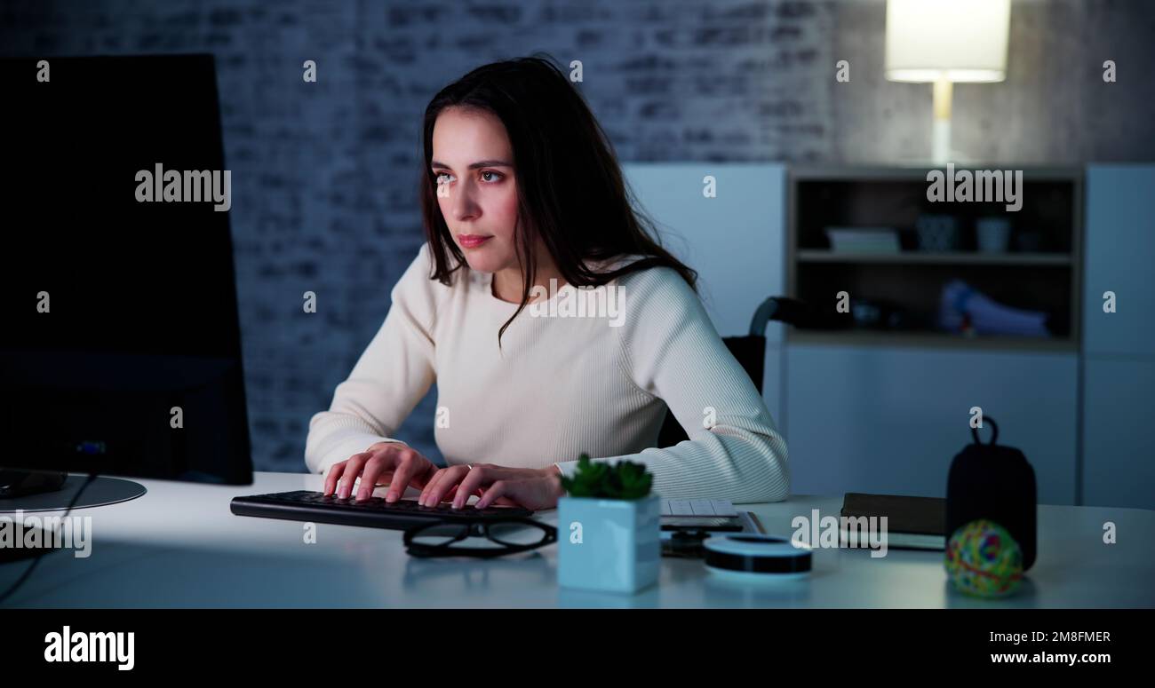 Virtuelle Videokonferenz Im Büro. Online-Präsentation Auf Dem Computer Stockfoto