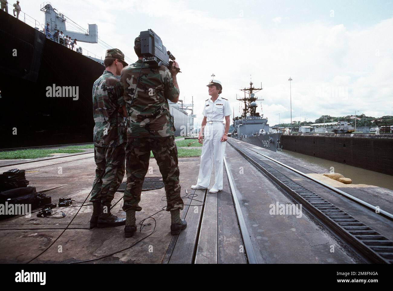 Ein Medienteam dokumentiert den Passieren des Zerstörers USS O'BANNON (DD-987) durch die Gatun-Schleusen während der Unitas XXXII, einer kombinierten Übung, an der die Marinestreitkräfte der Vereinigten Staaten und neun südamerikanische Nationen beteiligt sind. Land: Panama(PAN) Stockfoto