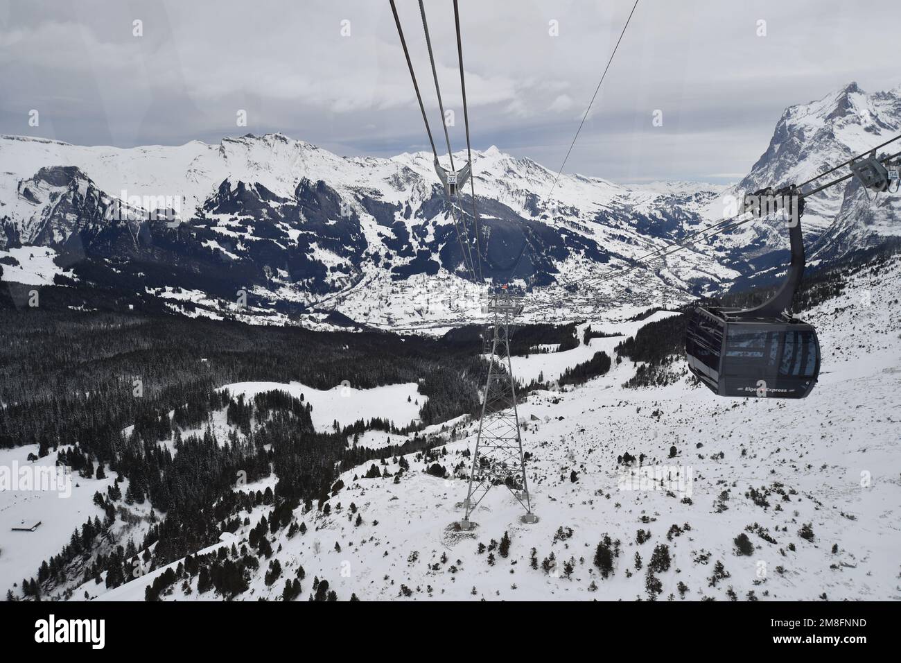 Genf. 12. Januar 2023. Dieses Foto wurde am 12. Januar 2023 aufgenommen und zeigt eine Seilbahn in Jungfrau, Schweiz. Das beliebte malerische Wintersportgebiet Jungfrau in der Schweiz wird in naher Zukunft voraussichtlich mehr chinesische Touristen und Sportfans anziehen. Mit Chinas jüngster Optimierung seiner COVID-19-Reaktion und der allmählichen Wiederherstellung der Auslandsreisen chinesischer Bürger hat sich Jungfrau auf einen Anstieg chinesischer Touristen in dieser Skisaison vorbereitet. ZU „Jungfrau in der Schweiz erwartet mehr chinesische Touristen“: Lian Yi/Xinhua/Alamy Live News Stockfoto