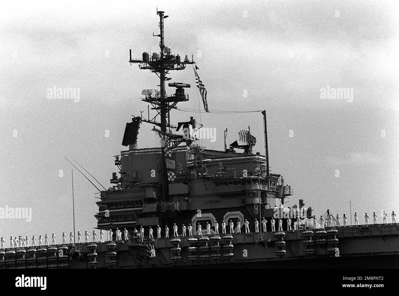 Besatzungsmitglieder bewachen die Schienen an Bord des Flugzeugträgers USS INDEPENDENCE (CV 62), während das Schiff auf See fährt. Die UNABHÄNGIGKEIT beginnt ihre Reise in die USA Marinestützpunkt, Yokosuka, Japan, wo es den Flugzeugträger USS MIDWAY (CV 41) als den Flugzeugträger der Navy entlasten wird. Basis: San Diego Bay Bundesstaat: Kalifornien (CA) Land: Vereinigte Staaten von Amerika (USA) Stockfoto