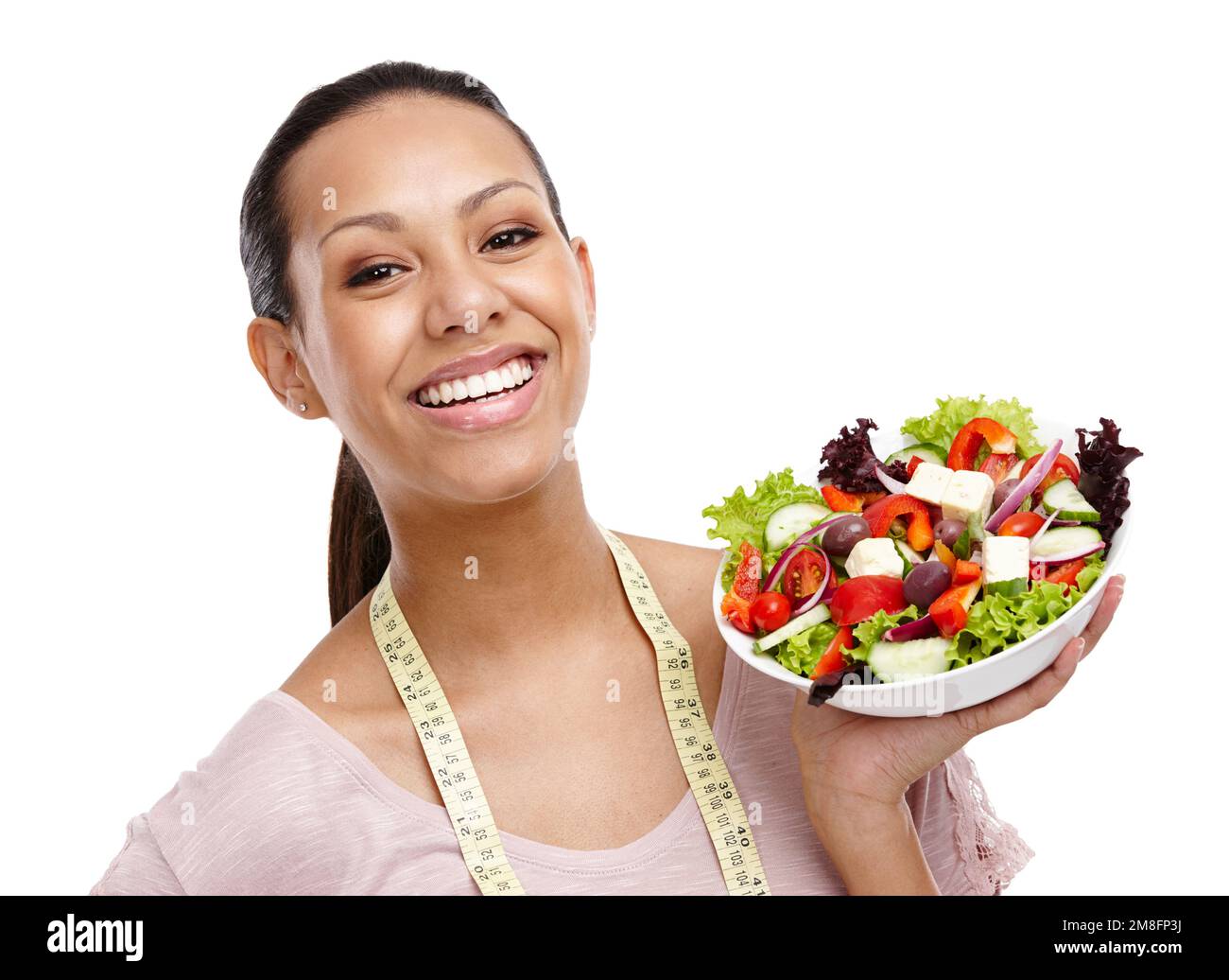 Gewicht verlieren, Maßband und Porträt von Mädchen mit Salat für Gesundheit, Wellness und Ernährung Lebensstil. Lächeln einer glücklichen schwarzen Frau mit gesundem Stockfoto