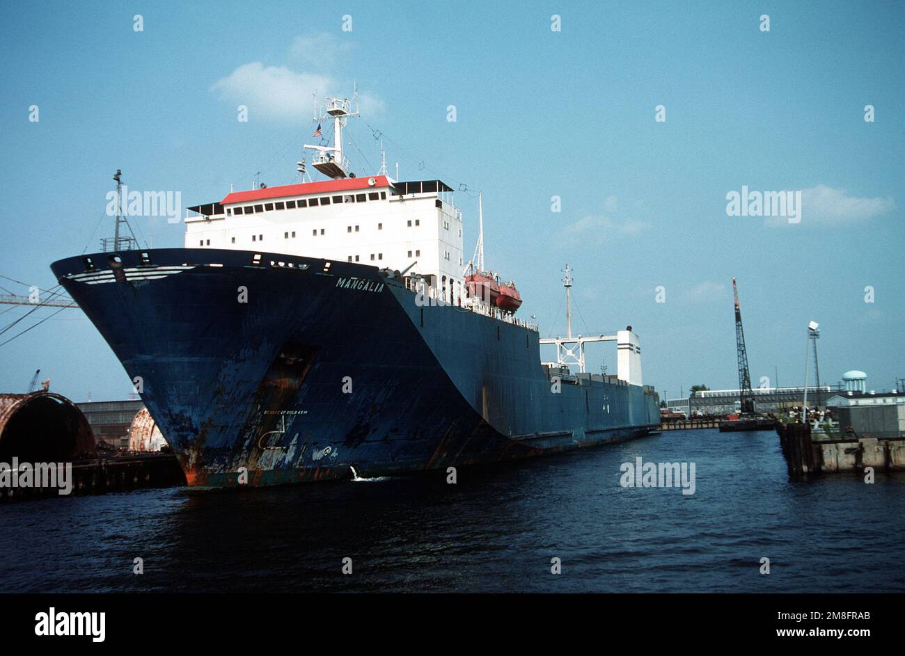 Das Containerschiff SS MANGALIA ist für Überholungsarbeiten an einem Dock am Norfolk Shipbuilding und der Drydock Corp. Befestigt. Die MANGALIA ist dem Sealift-Kommando unterstellt, um Containerfracht aus dem Nahen Osten zurückzubringen. Basis: Norfolk Bundesstaat: Virginia (VA) Land: Vereinigte Staaten von Amerika (USA) Stockfoto