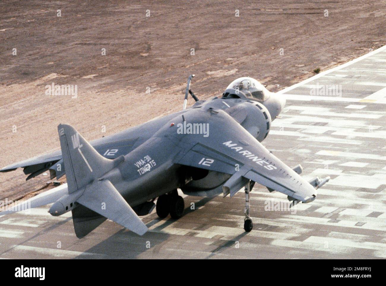 Mit ausgefahrenem Betankungsarm auf der linken Seite, ein Marine Attack Squadron 311 (VMA-311) AV-8B Harrier II Flugzeugtaxis am Hilfsflugplatz 2. Basis: Marine Corps Air Station, Yuma Bundesstaat: Arizona (AZ) Land: Vereinigte Staaten von Amerika (USA) Stockfoto