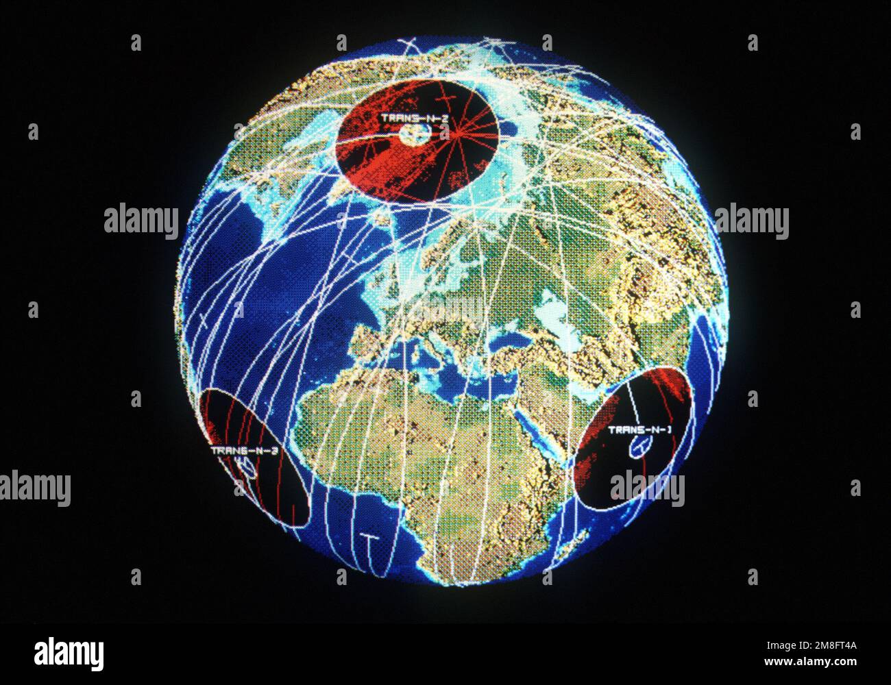 Ein Computerbildschirm im Operationszentrum des Navy Space Command zeigt Satellitenspuren und Abdeckungsbereiche an. Land: Unbekannt Stockfoto