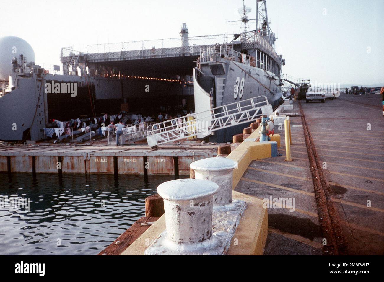 Wäscheleinen und Kinderbetten, die von haitianischen Flüchtlingen verwendet werden, füllen das Bohrdeck des Dock-Landungsschiffs USS PENSACOLA (LSD-48). In der PENSACOLA werden über 500 haitianische Flüchtlinge untergebracht, bis Zelte an Land aufgestellt werden können. Fast 15.000 Haitianer wurden abgefangen und zwischen Oktober und Dezember 1991 an Bord von Navy- und Küstenwache-Schiffen gebracht. Sie werden dann zur Marinestützstelle in Guantanamo Bay, Kuba, transportiert, wo sie vorübergehend untergebracht werden, bis ihr Rechtsstatus haas festgelegt ist. Basis: Marinestützpunkt, Guantanamo Bay Country: Kuba (CUB) Stockfoto