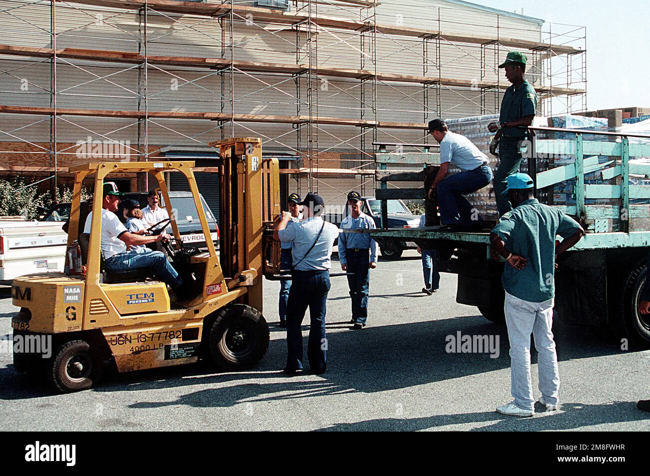Die Mitarbeiter der Marine koordinieren die Verteilung von alkoholfreien Getränken an Feuerwehrleute, die in den Gebieten Oakland und Berkeley wütende Brände bekämpfen. Aktive Dienst- und Reserveeinheiten der Marine stellen auch Ausrüstung, Luftbrücke und medizinische Hilfe zur Verfügung, um den Brand zu bekämpfen, der als einer der schlimmsten Wohnbrände in der Geschichte der USA gilt. Basis: Marineflugstation, Alameda Bundesstaat: Kalifornien(CA) Land: Vereinigte Staaten von Amerika (USA) Stockfoto