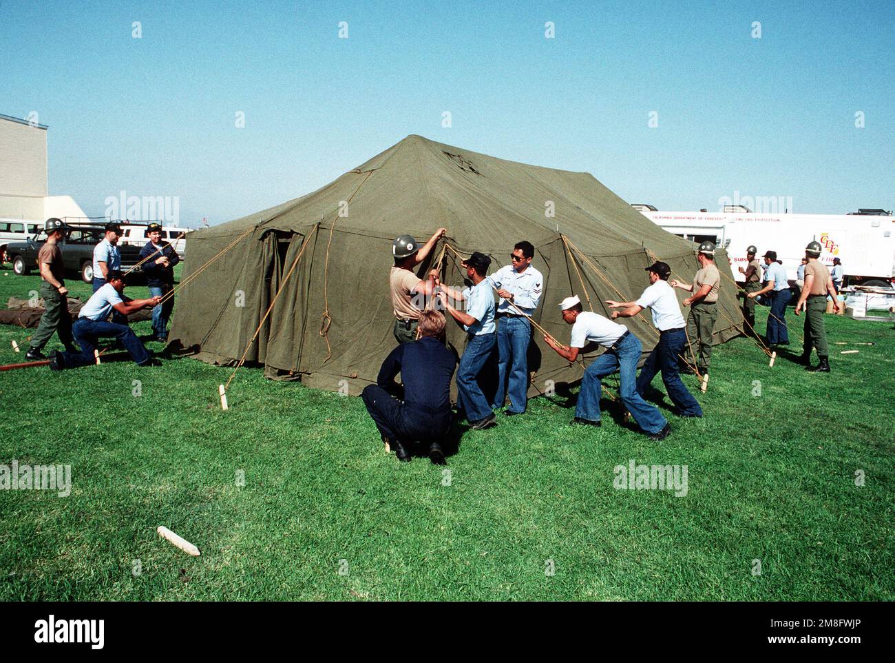 Mitglieder des Mobile Construction Bataillons der Marine 416 und anderes Marinepersonal helfen beim Aufbau einer Einsatzbasis während der Brandbekämpfung in den Gebieten Oakland und Berkeley. Aktive Dienst- und Reserveeinheiten der Marine stellen auch Ausrüstung, Luftbrücke und medizinische Hilfe zur Verfügung, um den Brand zu bekämpfen, der als einer der schlimmsten Wohnbrände in der Geschichte der USA gilt. Basis: Marineflugstation, Alameda Bundesstaat: Kalifornien(CA) Land: Vereinigte Staaten von Amerika (USA) Stockfoto