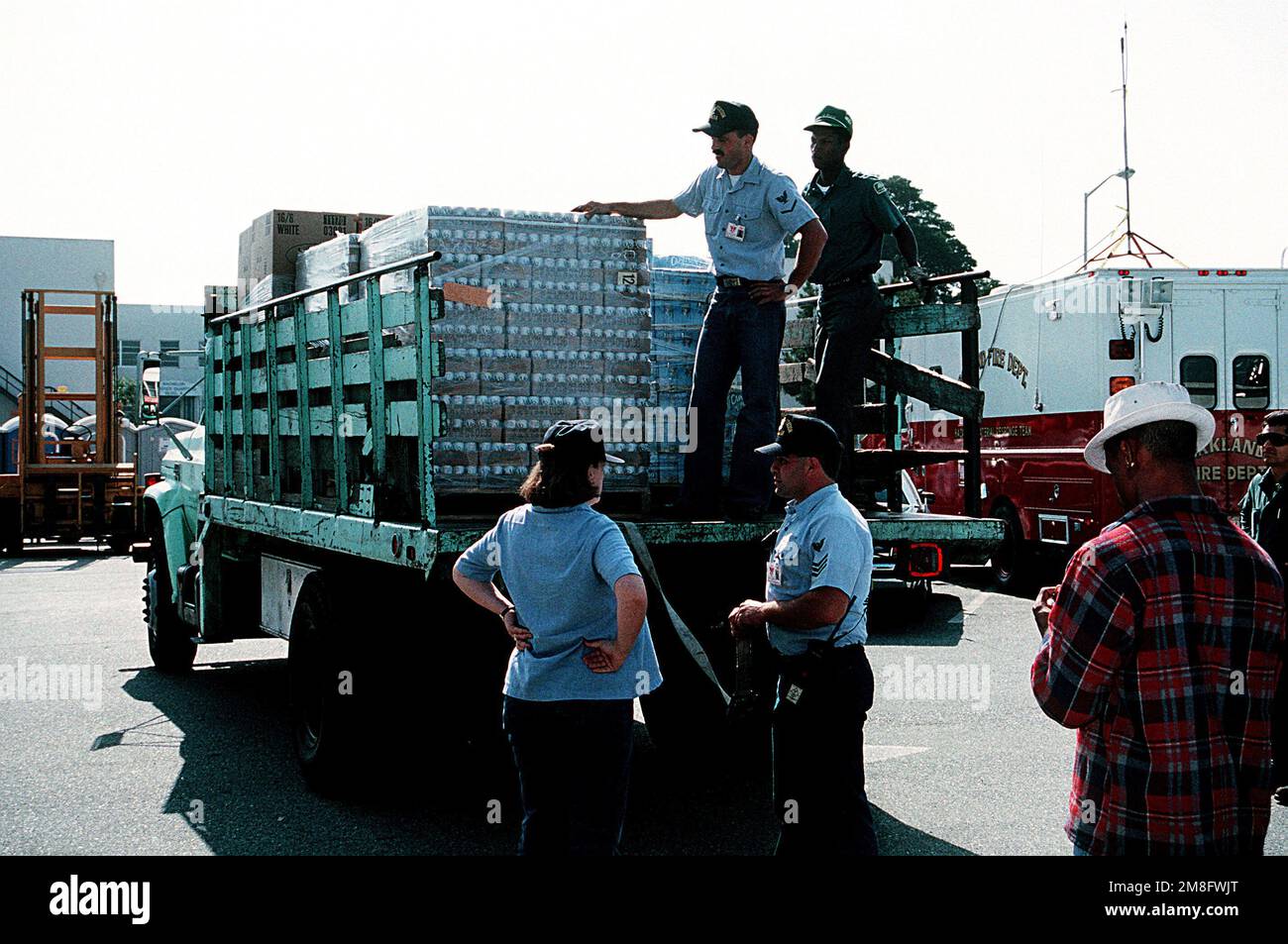 Die Mitarbeiter der Marine koordinieren die Verteilung von alkoholfreien Getränken an Feuerwehrleute, die in den Gebieten Oakland und Berkeley wütende Brände bekämpfen. Aktive Dienst- und Reserveeinheiten der Marine stellen auch Ausrüstung, Luftbrücke und medizinische Hilfe zur Verfügung, um den Brand zu bekämpfen, der als einer der schlimmsten Wohnbrände in der Geschichte der USA gilt. Basis: Marineflugstation, Alameda Bundesstaat: Kalifornien(CA) Land: Vereinigte Staaten von Amerika (USA) Stockfoto