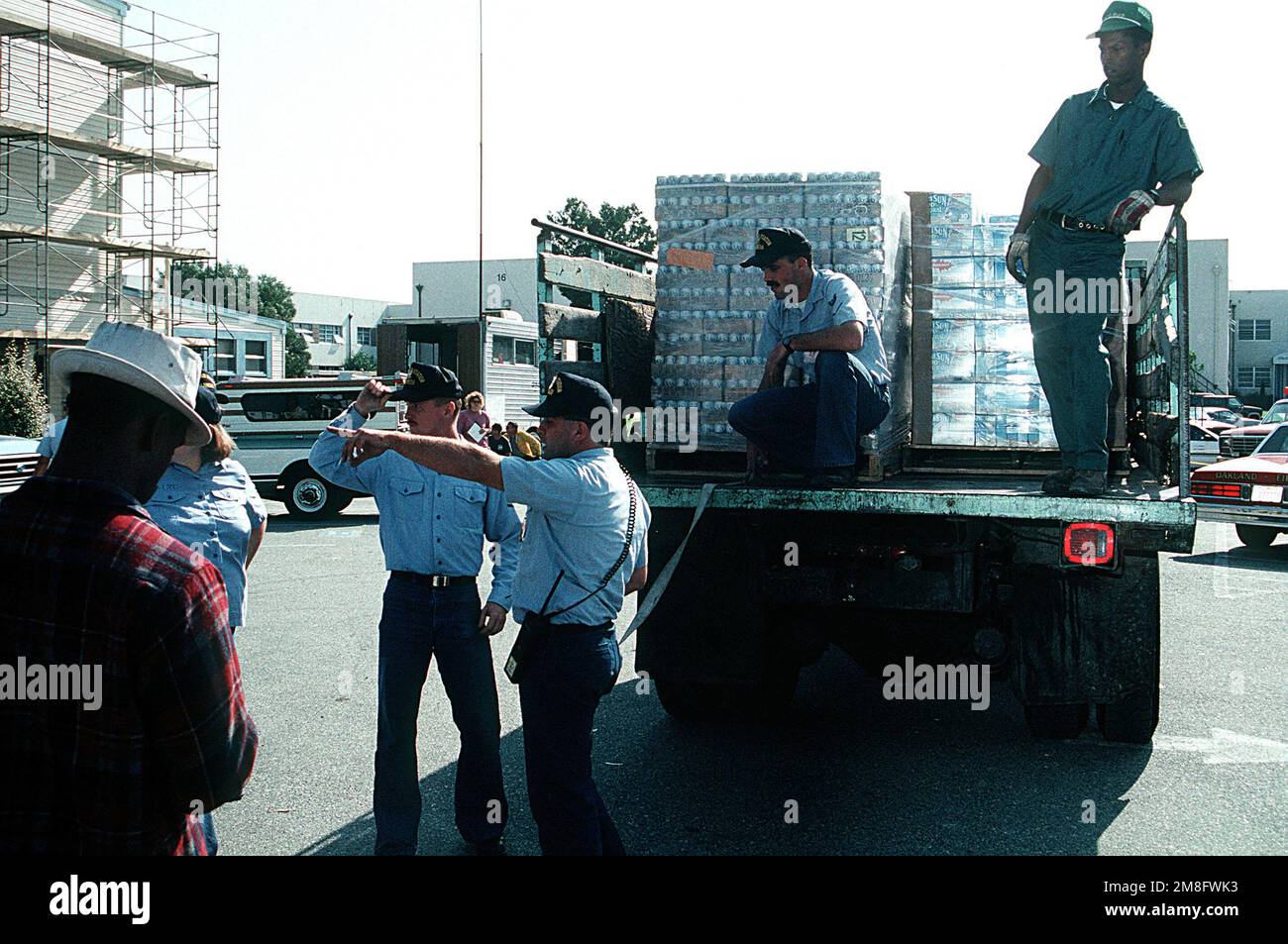 Die Mitarbeiter der Marine koordinieren die Verteilung von alkoholfreien Getränken an Feuerwehrleute, die in den Gebieten Oakland und Berkeley wütende Brände bekämpfen. Aktive Dienst- und Reserveeinheiten der Marine stellen auch Ausrüstung, Luftbrücke und medizinische Hilfe zur Verfügung, um den Brand zu bekämpfen, der als einer der schlimmsten Wohnbrände in der Geschichte der USA gilt. Basis: Marineflugstation, Alameda Bundesstaat: Kalifornien(CA) Land: Vereinigte Staaten von Amerika (USA) Stockfoto