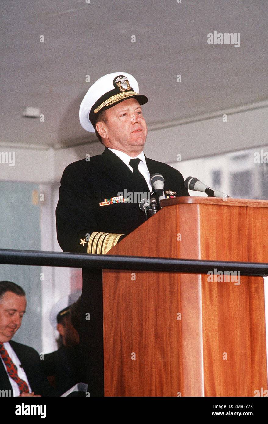 ADM David E. Jeremiah, stellvertretender Vorsitzender der Stabschefs, spricht während einer Zeremonie vor der Taufe und dem Start des Raketenzerstörers JOHN PAUL JONES (DDG-53). Basis: Bath Bundesstaat: Maine(ME) Land: Vereinigte Staaten von Amerika (USA) Stockfoto