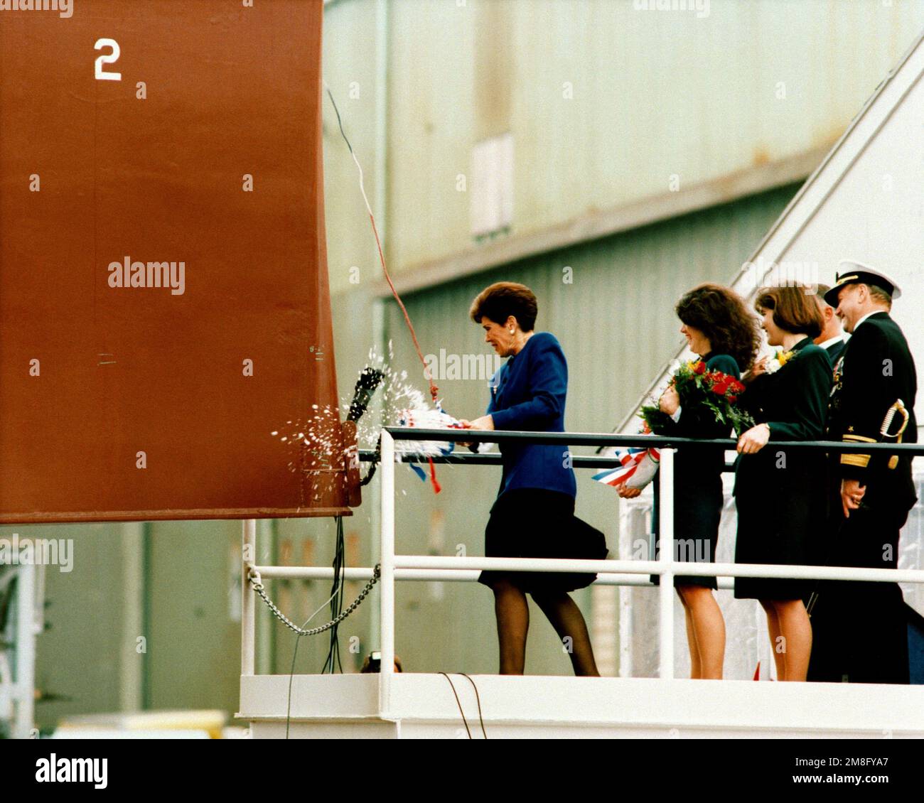 Connie Jeremiah, die Sponsorin des Schiffs, christt den gesteuerten Raketenzerstörer JOHN PAUL JONES (DDG-53) während einer Zeremonie auf der Werft Bath Iron Works. An der Zeremonie nehmen auch Jodi und Krista Jeremiah, Trauzeuginnen, und ADM David Jeremiah, stellvertretender Vorsitzender des Joint Chiefs of STAFF, Teil. Basis: Bath Bundesstaat: Maine(ME) Land: Vereinigte Staaten von Amerika (USA) Stockfoto