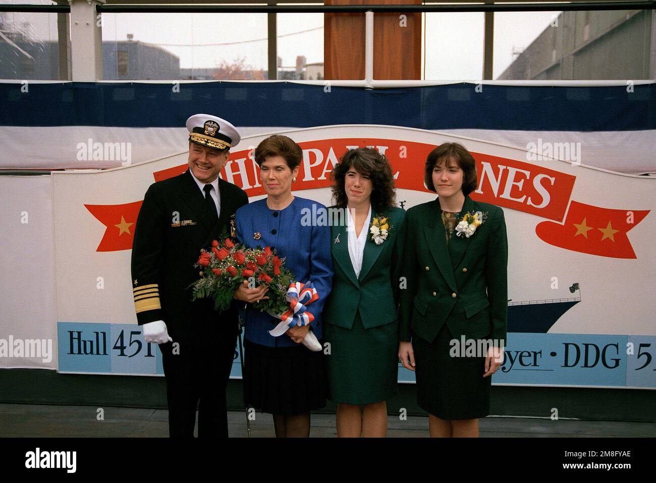 ADM David E. Jeremiah, Vice Chairman, Joint Chiefs of STAFF, steht vor der Plattform mit seiner Frau Connie Jeremiah, Und ihre Töchter Krista Jeremiah und Jodi Jeremiah vor Beginn der Taufe und Startzeremonie für den gesteuerten Raketenzerstörer JOHN PAUL JONES (DDG-53) auf der Werft der Bath Iron Works Corp. Connie Jeremiah ist der Sponsor des Schiffes; ihre Töchter sind ihre Trauzeugin. Basis: Bath Bundesstaat: Maine(ME) Land: Vereinigte Staaten von Amerika(USA) Stockfoto