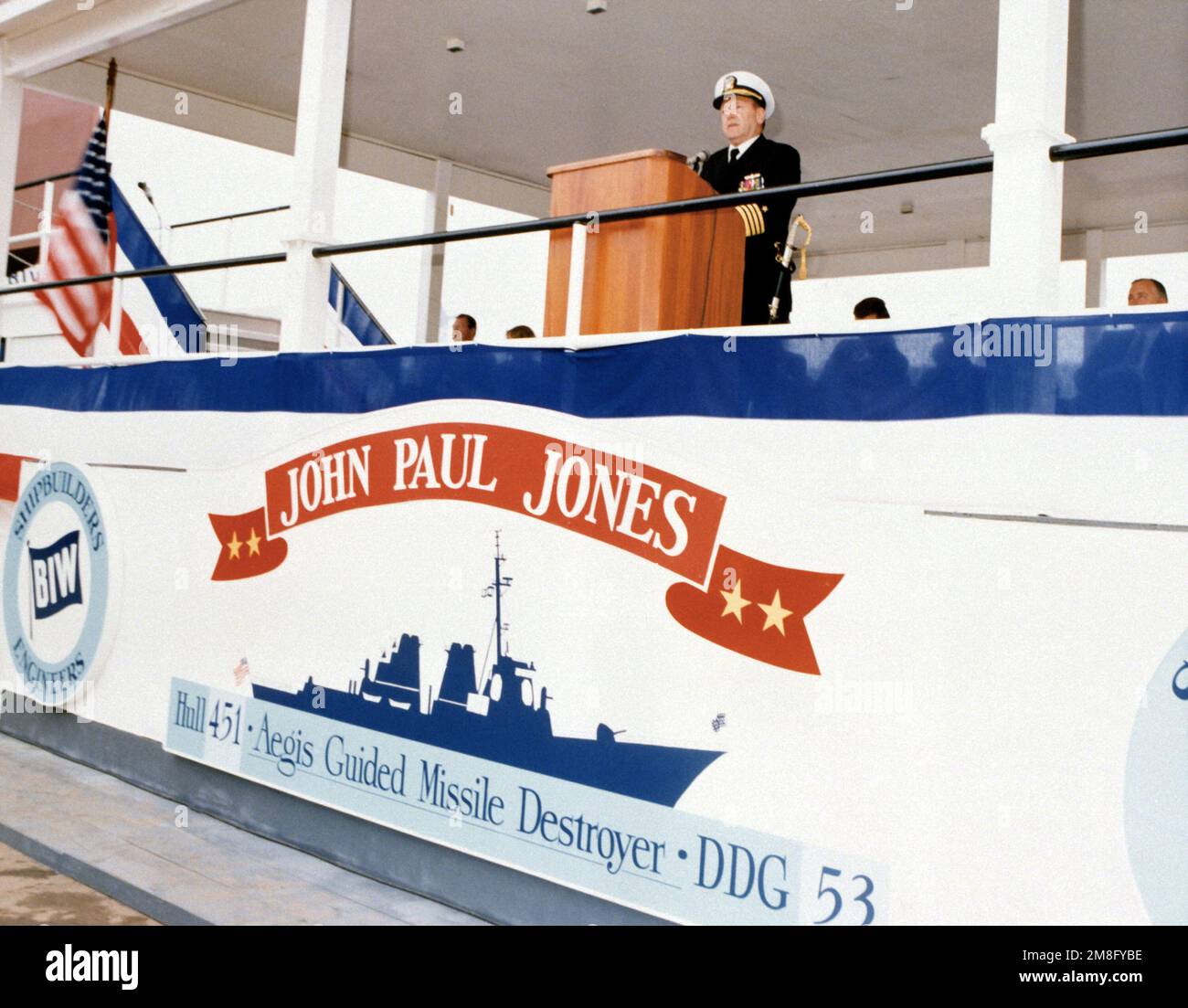 ADM David E. Jeremiah, stellvertretender Vorsitzender der Stabschefs, spricht bei der Taufe des geführten Raketenzerstörers JOHN PAUL JONES (DDG-53). Die Zeremonie findet auf der Werft der Bath Iron Works statt. Basis: Bath Bundesstaat: Maine(ME) Land: Vereinigte Staaten von Amerika (USA) Stockfoto
