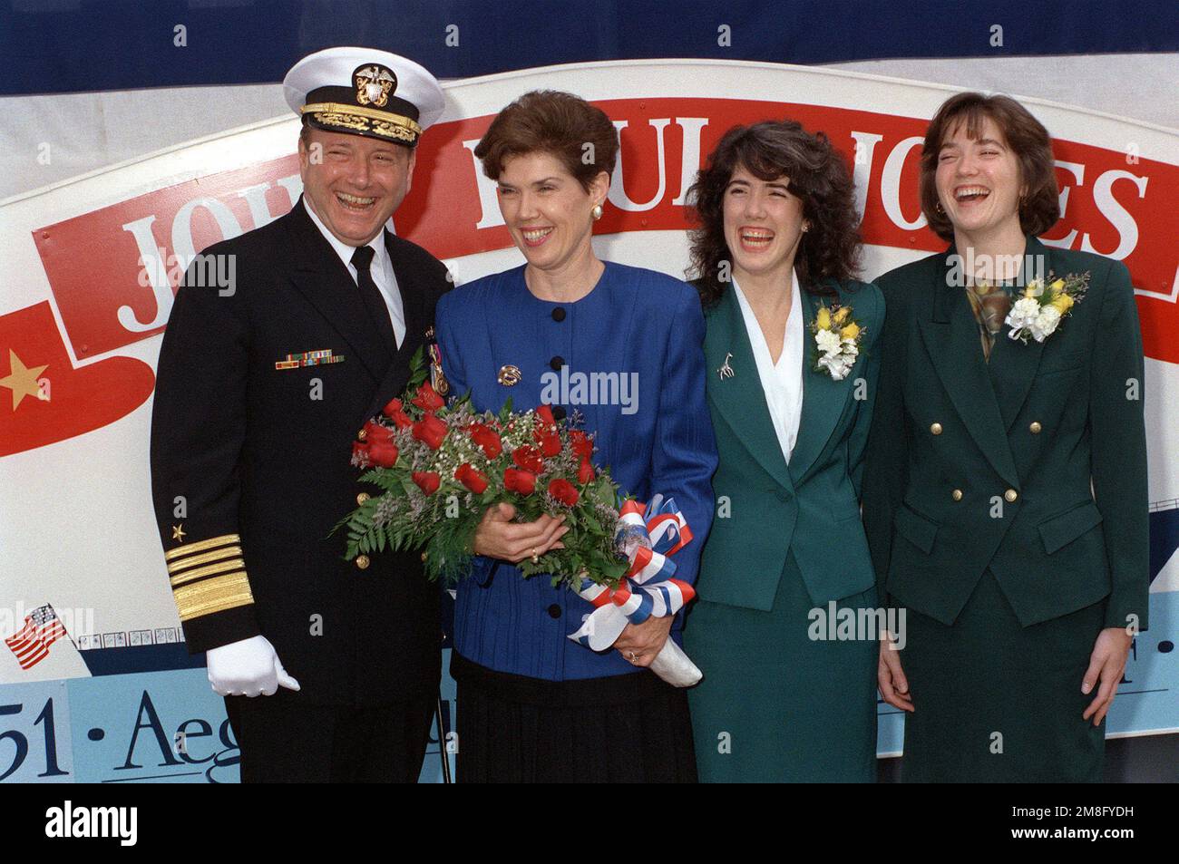 Die Familie Jeremiah posiert für ein Foto nach der Taufe und dem Start des Raketenzerstörers JOHN PAUL JONES (DDG-53) in der Werft Bath Iron Works. Connie Jeremiah war der Sponsor des Schiffes, während ihre Töchter Krista und Jodi als Trauzeuginnen fungierten. ADM David E. Jeremiah, Vice Chairman, Joint Chiefs of STAFF, sprach während der Zeremonie. Basis: Bath Bundesstaat: Maine(ME) Land: Vereinigte Staaten von Amerika(USA) Stockfoto