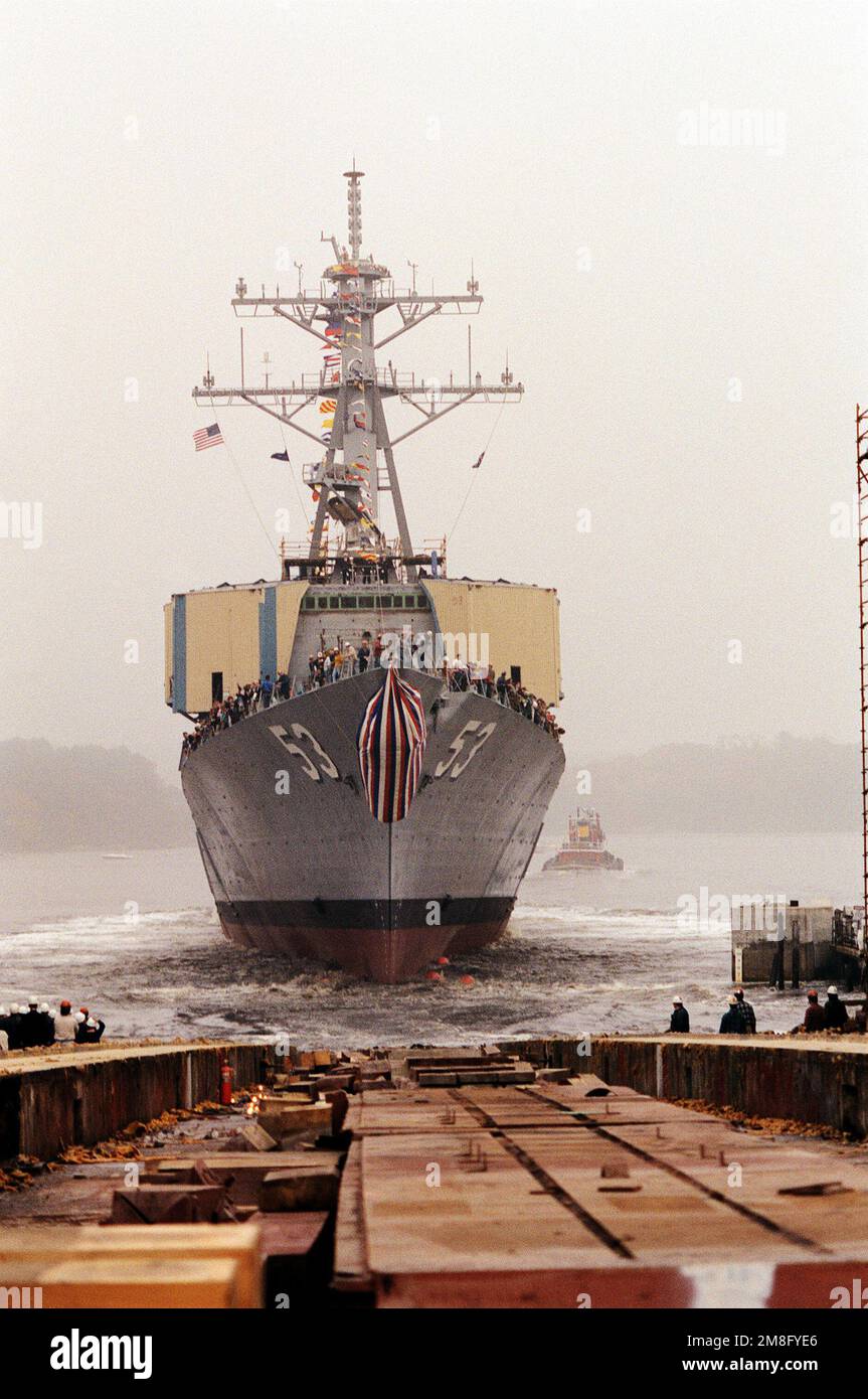 Der gesteuerte Raketenzerstörer JOHN PAUL JONES (DDG-53) tritt ins Wasser ein, nachdem er von der Werft Bath Iron Works aus gestartet wurde. Das Schiff wurde soeben getauft, mit Connie Jeremiah als Sponsor des Schiffs. Frau Jeremiah ist die Frau von ADM David E. Jeremiah, Vice Chairman, Joint Chiefs of STAFF. Basis: Bath Bundesstaat: Maine(ME) Land: Vereinigte Staaten von Amerika(USA) Stockfoto