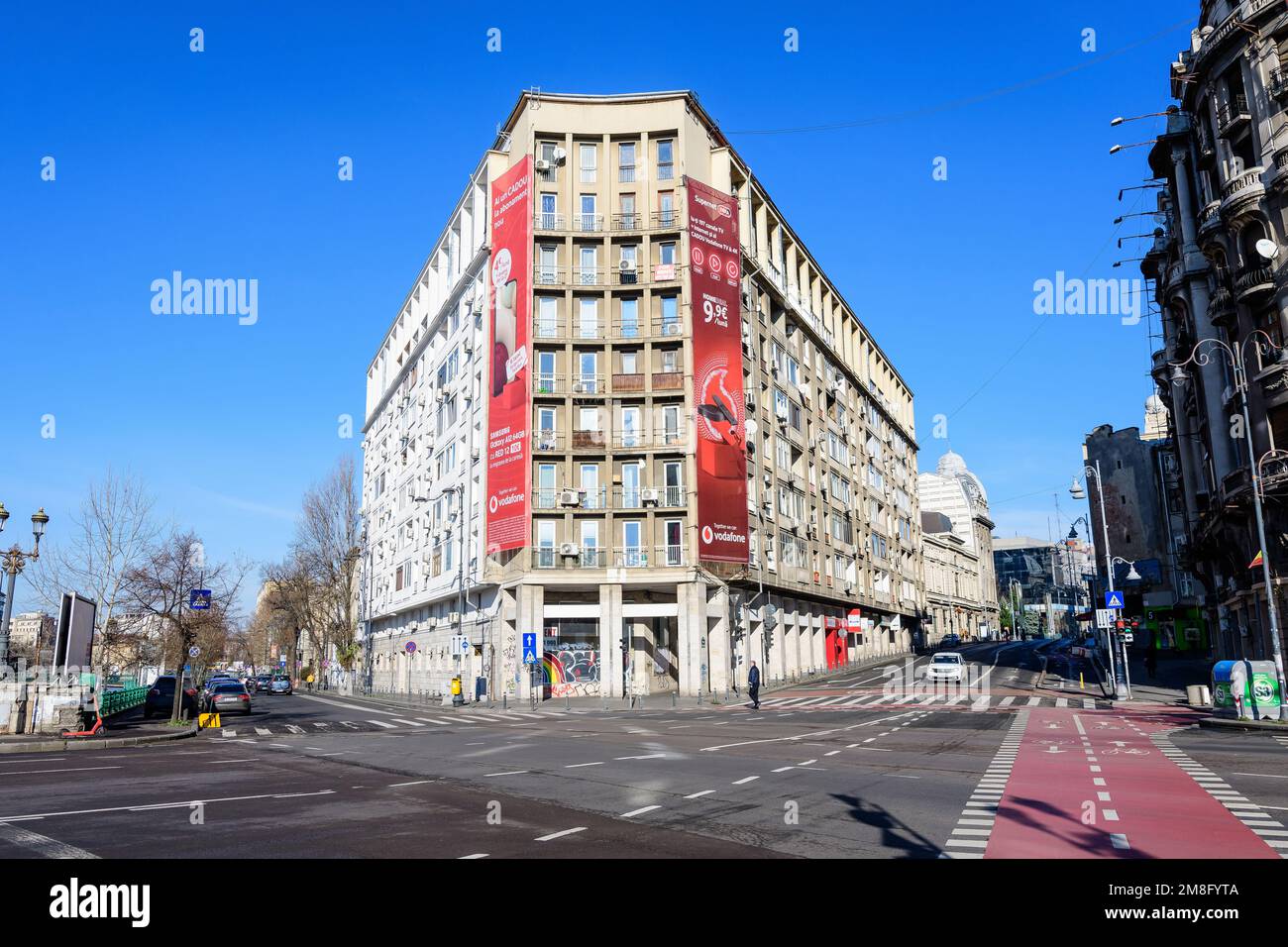 Bukarest, Rumänien, 2. Januar 2022: Moderne Gebäude in der Nähe des Natiunile Unite Platzes (Piata Natiunile Unite) und der Brücke am Dambovita-Fluss und wolkiges Blau Stockfoto