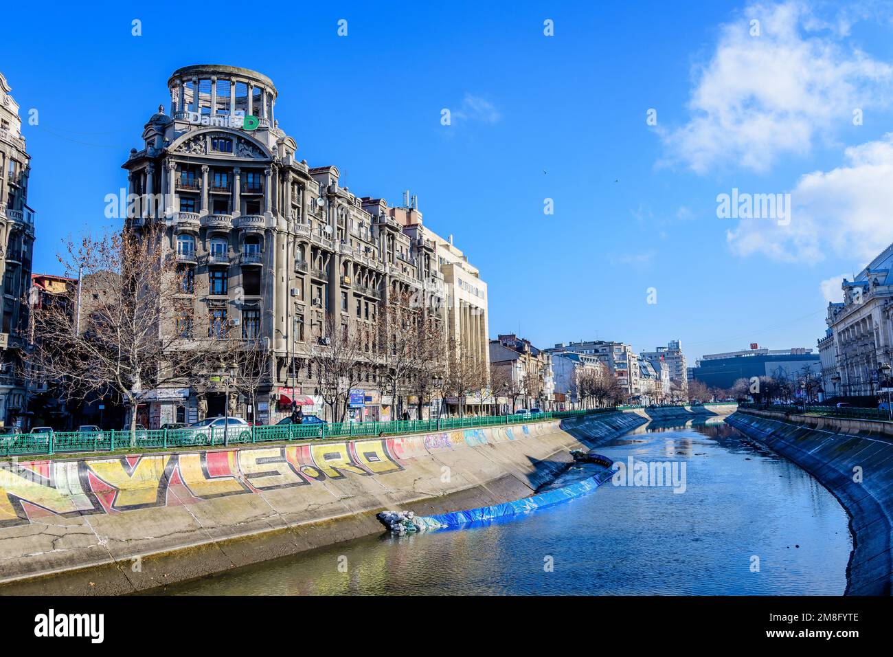 Bukarest, Rumänien, 2. Januar 2022: Moderne Gebäude in der Nähe des Natiunile Unite Platzes (Piata Natiunile Unite) und der Brücke am Dambovita-Fluss und wolkiges Blau Stockfoto