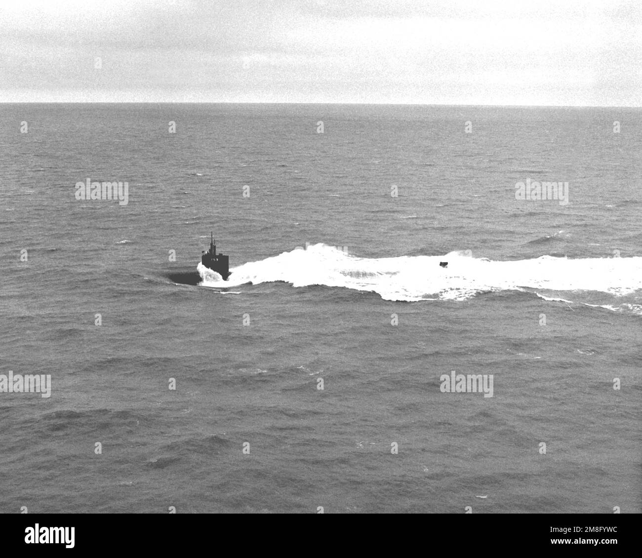 Ein Hafenstrahl-Blick auf das nuklearbetriebene Angriffs-U-Boot JEFFERSON CITY (SSN-759), das während der Seeversuche vor den Virginia Capes im Einsatz ist. Land: Atlantik (AOC) Stockfoto