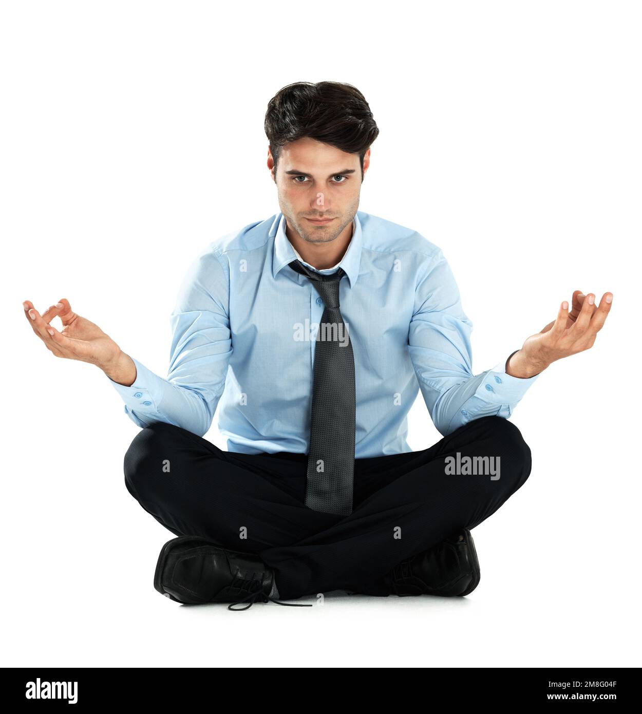 Yoga-Meditation Porträt, entspannen und Geschäftsmann meditieren für Stresslinderung, geistige Gesundheit oder Chakra-Energie-Heilung. Lotus, Zen-Mindset-Frieden Stockfoto