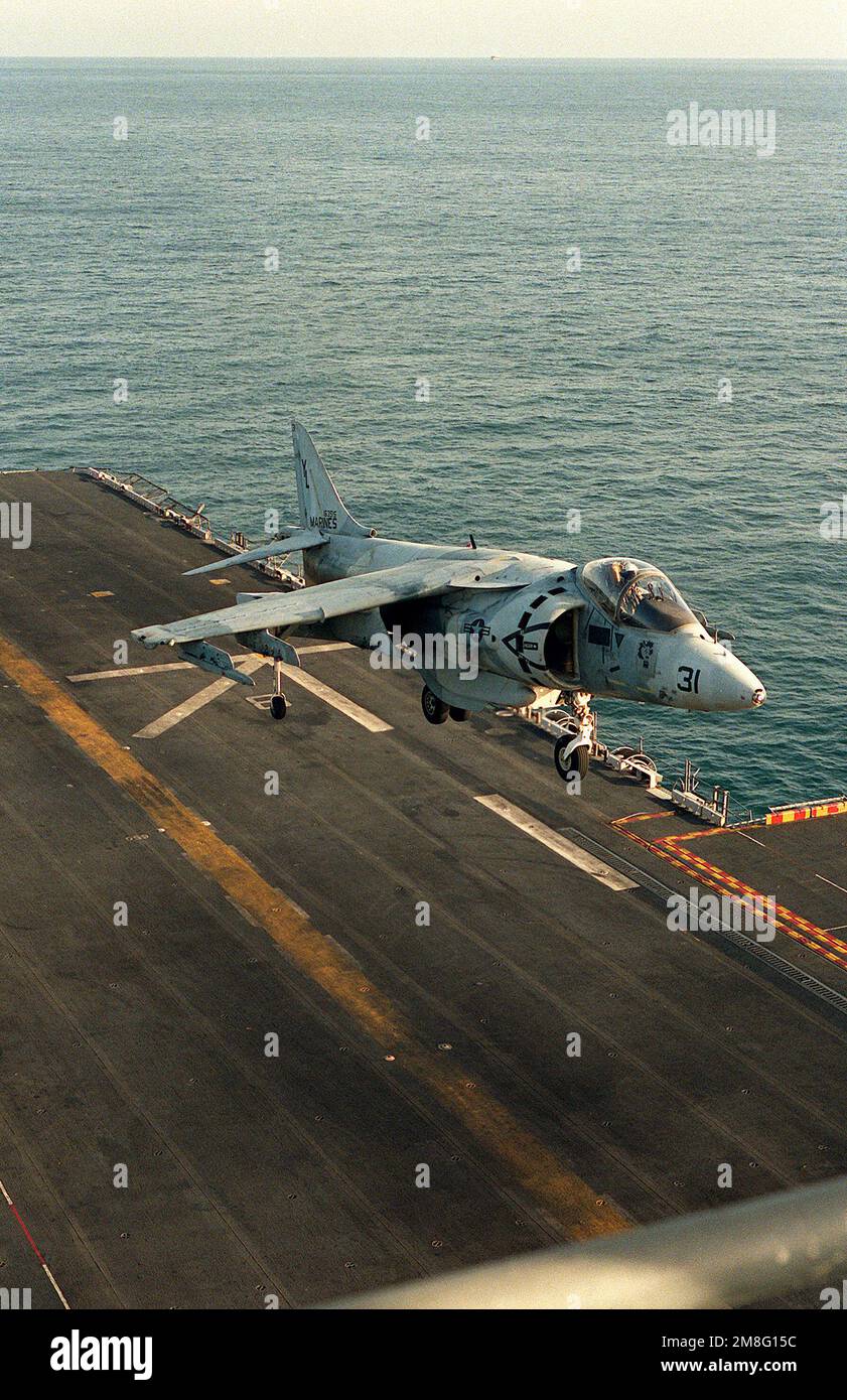 Ein Harrier-Flugzeug der Marine Heavy Helicopter Squadron 362 (HMH-362) startet vom Cockpit des Amphibienschiffs USS SAIPAN (LHA-8B 2), da das Schiff zur Unterstützung von Seeverbotsmaßnahmen im Einsatz ist. Land: Unbekannt Stockfoto