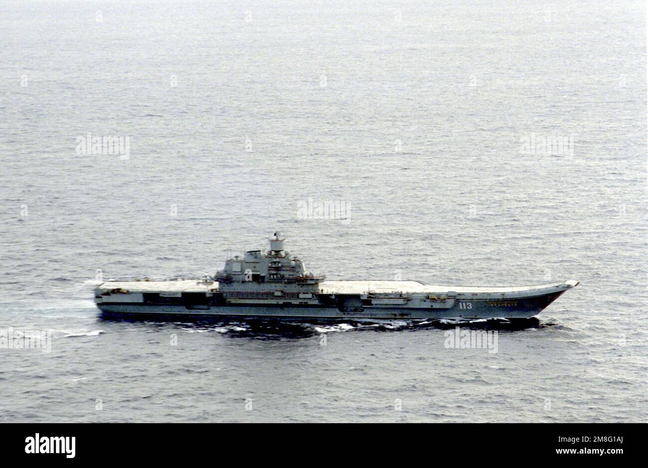 Steuerbordansicht der sowjetischen Flugzeugträgerflotte, Admiral der Sowjetunion KUZNETSOV, im Gange. Die KUSNETSOW ist auf dem Weg zum Dienst mit der sowjetischen Nordflotte. Land: Mittelmeer (MED) Stockfoto
