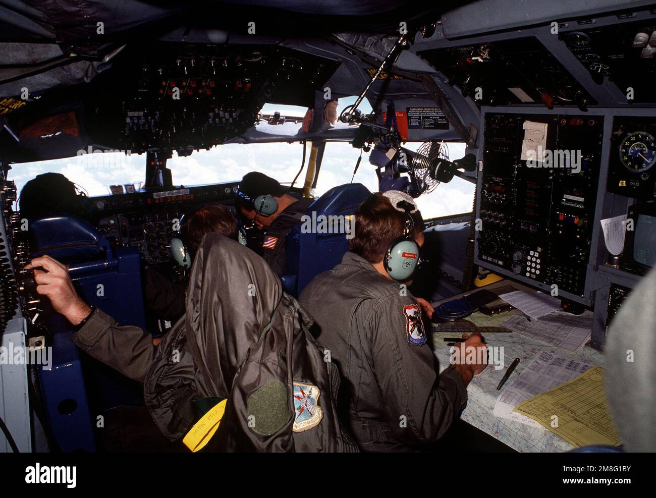 1lt Mark Morris, Navigator beim 38. Strategic Reconnaissance Squadron, bewertet die Leistung der Piloten MAJ Richard Davis und CPT Chris Hofstad, während die Praktikanten eine Mission über Texas in einem 55. Strategic Reconnaissance Wing RC-135 Stratolifter Flugzeug fliegen. Land: Unbekannt Stockfoto