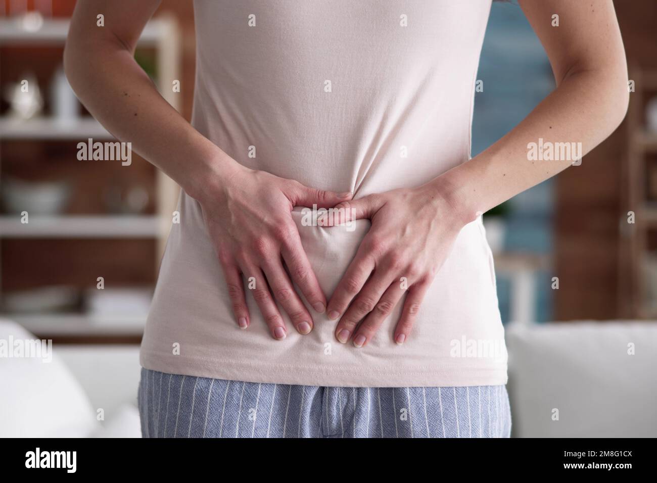 Frau mit PMS und Magen Verdauungsproblem Stockfoto