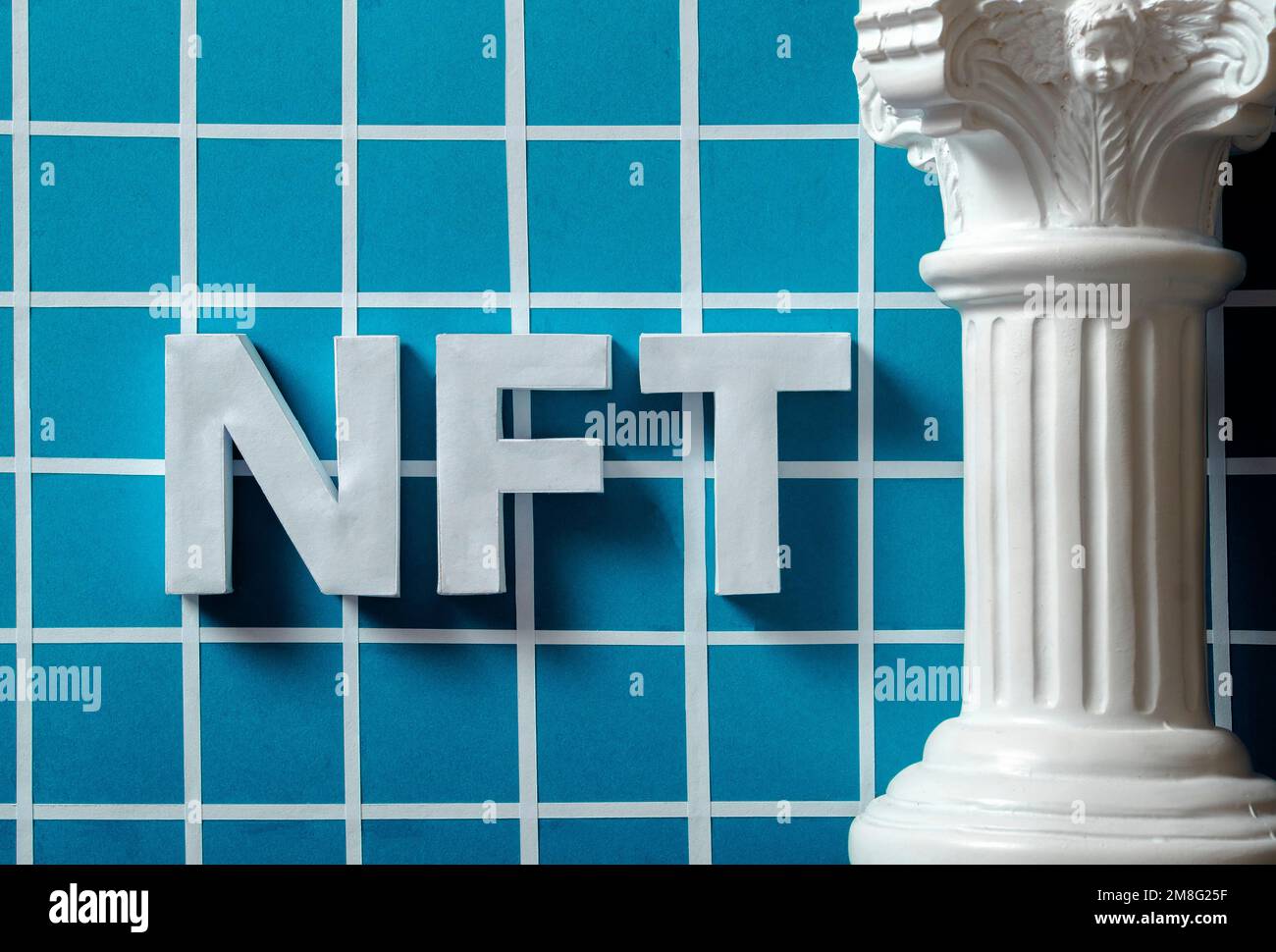 NFT-Buchstaben und eine antike römische Säule im Vaporwave-Stil. Das Konzept der Zukunftstechnologien und der digitalen Kunst und Kryptowährung. Hochwertiges Foto Stockfoto