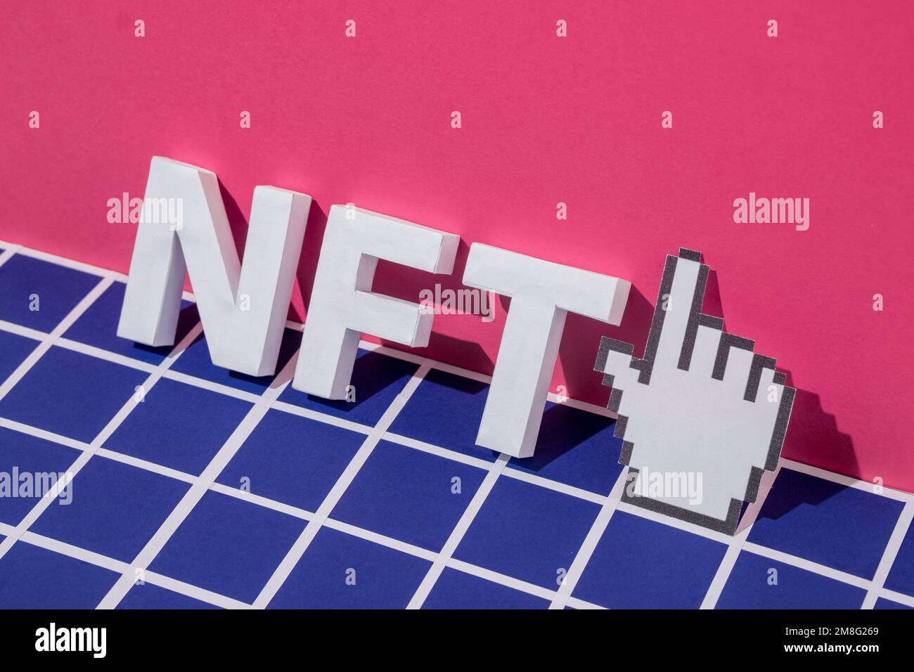 NFT-Buchstaben Symbol 3D Text und Pixel-Mauszeiger mit dem Finger. Minimales Konzept von Blockchain und Kryptowährung online. Hochwertiges Foto Stockfoto